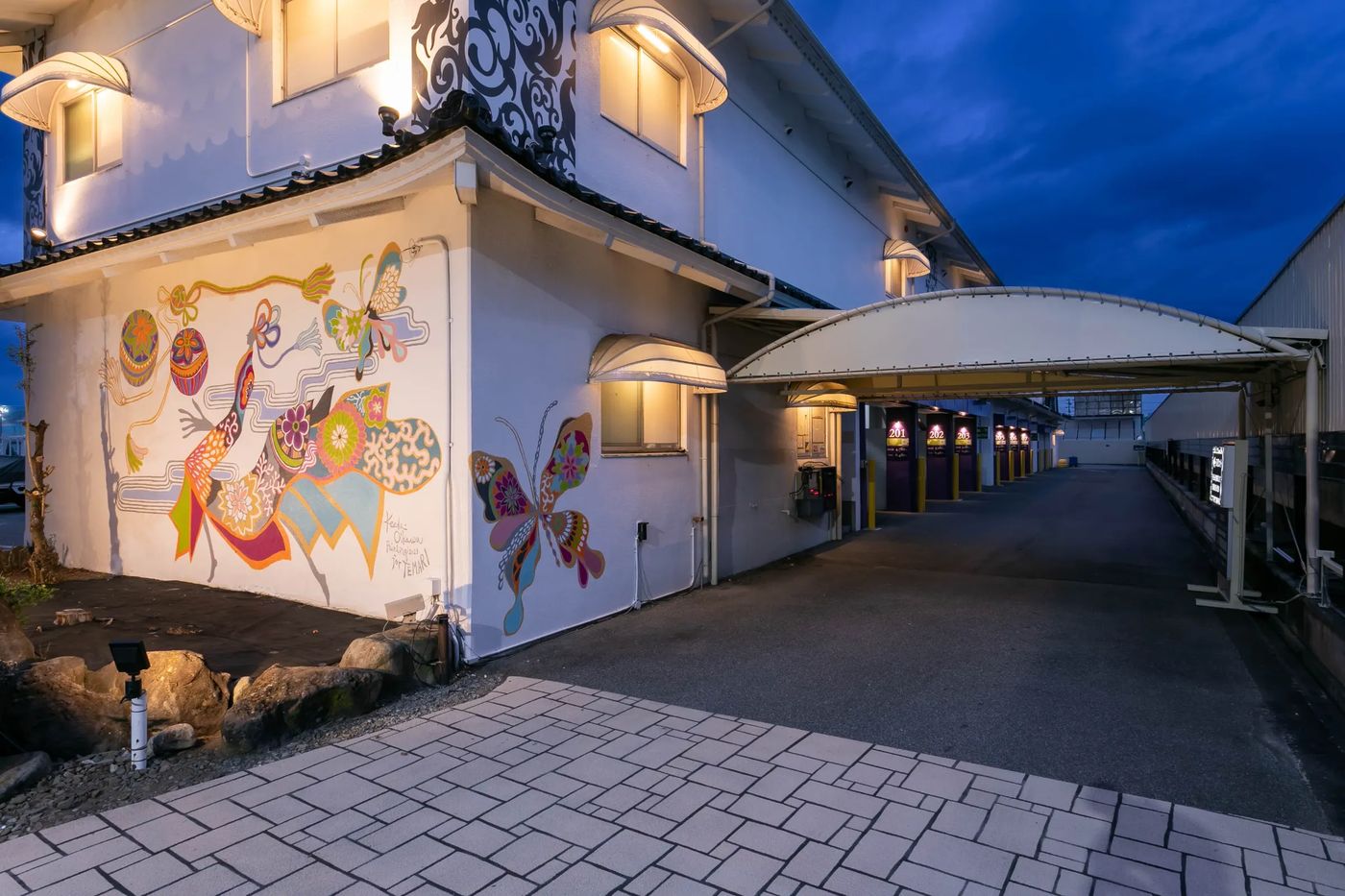 てまりの絵が描かれた外壁と通路